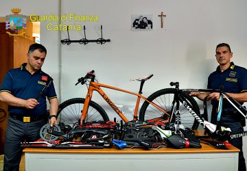 Sequestrati a Fiumefreddo di Sicilia telai e componenti contraffatti di bici da corsa. Denunciato imprenditore