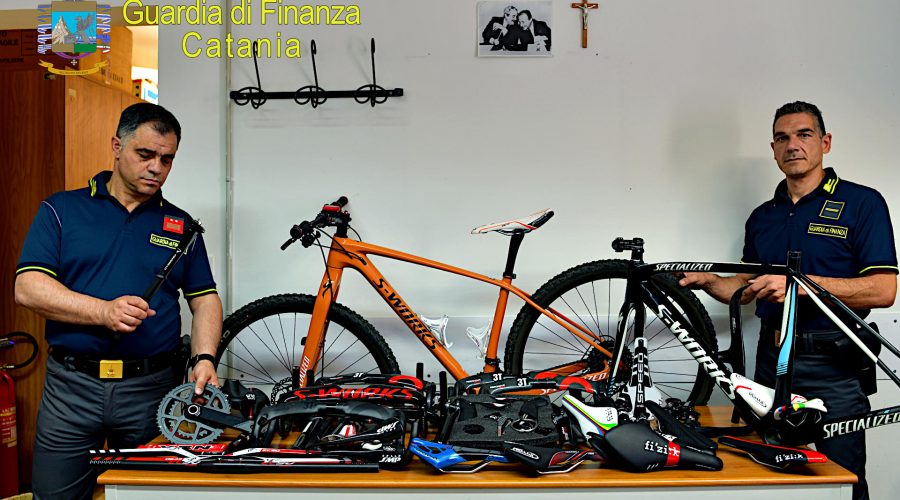 Sequestrati a Fiumefreddo di Sicilia telai e componenti contraffatti di bici da corsa. Denunciato imprenditore