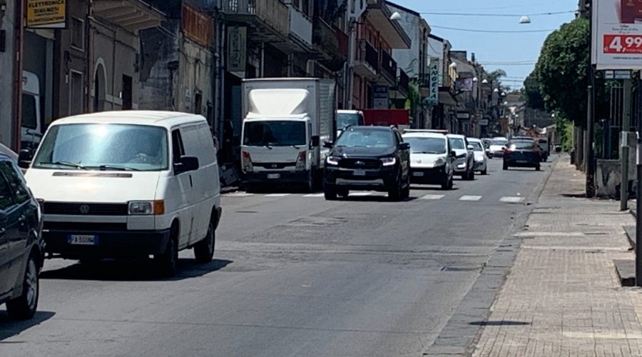 Giarre stritolata dal traffico. Percorsi inadeguati e strade colabrodo