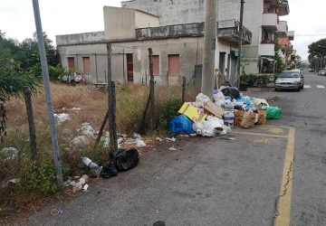 Mascali, tra carenze idriche, microdiscariche e blatte le proteste dei cittadini e i provvedimenti dell'amministrazione