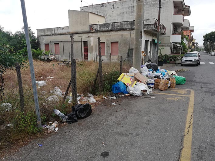 Mascali, tra carenze idriche, microdiscariche e blatte le proteste dei cittadini e i provvedimenti dell’amministrazione