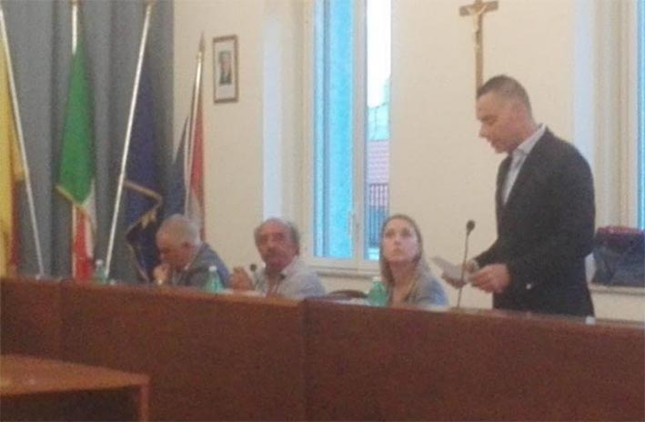 A Santa Venerina l’opposizione reclama interventi ma il confronto in aula è rinviato a settembre