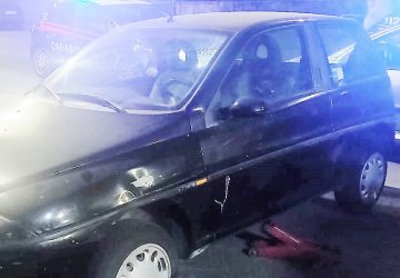Utilizzavano le auto parcheggiate per "prelevare" ricambi meccanici: due arresti