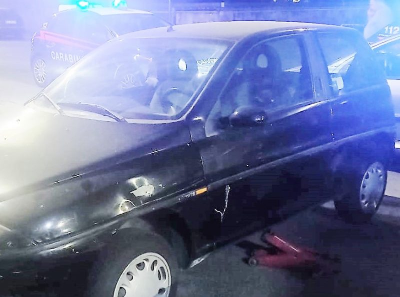 Utilizzavano le auto parcheggiate per “prelevare” ricambi meccanici: due arresti