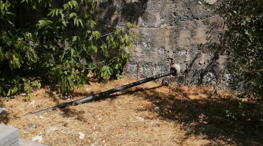 Aci Sant’Antonio, danneggiata l’area giochi di via Gentile. Il sindaco Caruso: “Atto deprecabile”