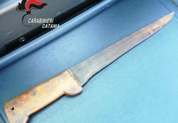 Lite tra condomini per un parcheggio, un uomo accoltellato ed uno arrestato