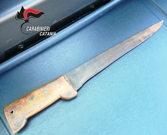 Lite tra condomini per un parcheggio, un uomo accoltellato ed uno arrestato