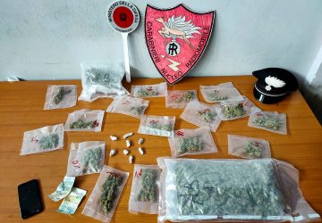 Nascondeva dietro al divano 1 Kg di marijuana: arrestato