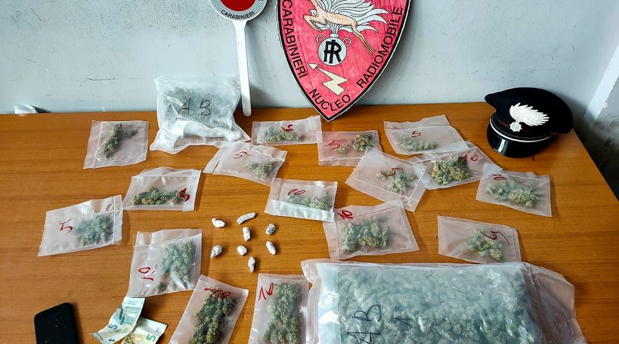 Nascondeva dietro al divano 1 Kg di marijuana: arrestato