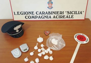 Viagrande, marito e moglie beccati in auto con la coca: arrestati