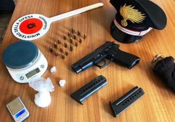 Biancavilla, beccati con pistola carica e droga in casa: due arresti