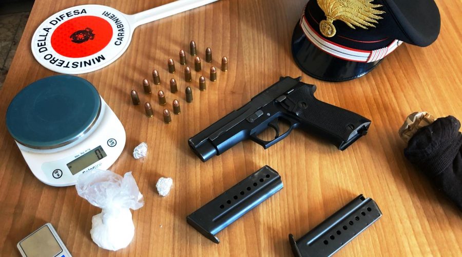 Biancavilla, beccati con pistola carica e droga in casa: due arresti