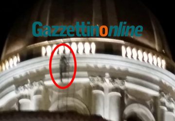 Giarre, sfida plateale nella notte, ignoti giovani si arrampicano sulla cupola del Duomo