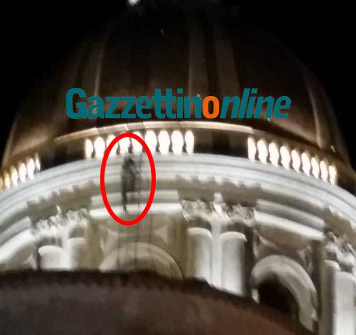 Giarre, sfida plateale nella notte, ignoti giovani si arrampicano sulla cupola del Duomo