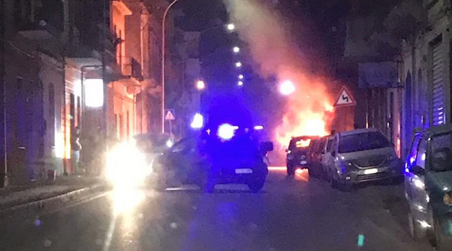 Mascali, a fuoco auto sulla Statale, indagano i Cc