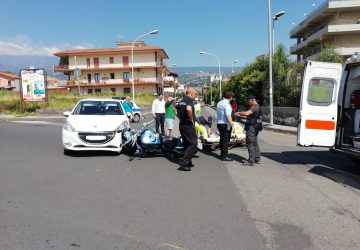 Giarre, incidente auto e moto sul viale Federico di Svevia: un ferito leggero