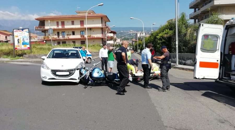 Giarre, incidente auto e moto sul viale Federico di Svevia: un ferito leggero