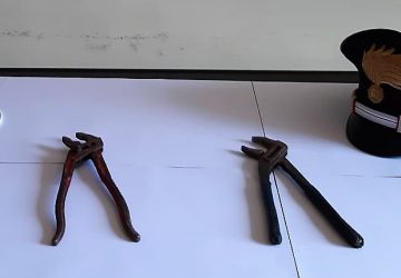 Riposto, prima picchia la madre per poi lanciare di tutto contro i Cc accorsi in aiuto della donna: arrestato