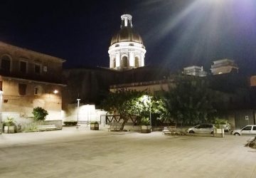 Piazza De Andrè cuore dell'estate giarrese per aiutare una famiglia di profughi siriani