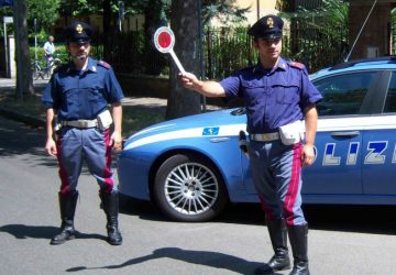 Adrano, non si fermano all'alt della polizia: denunciati due giovani