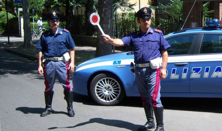 Adrano, non si fermano all’alt della polizia: denunciati due giovani