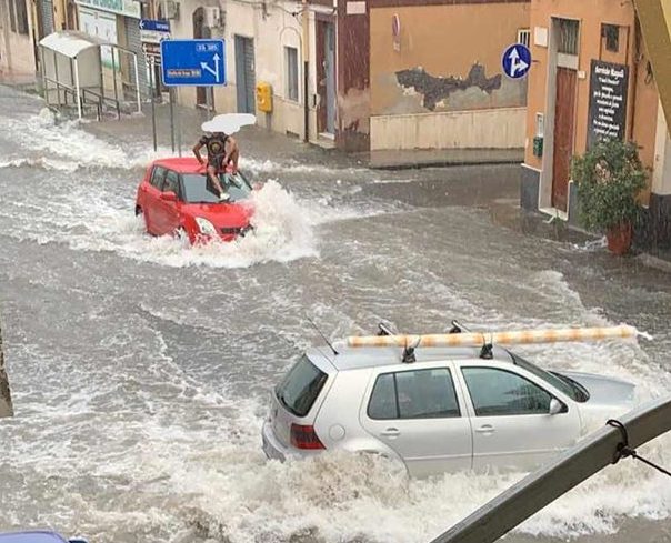 Tromba d’aria e acqua a Scordia e Ramacca, scoperchiato il tetto di una casa di riposo