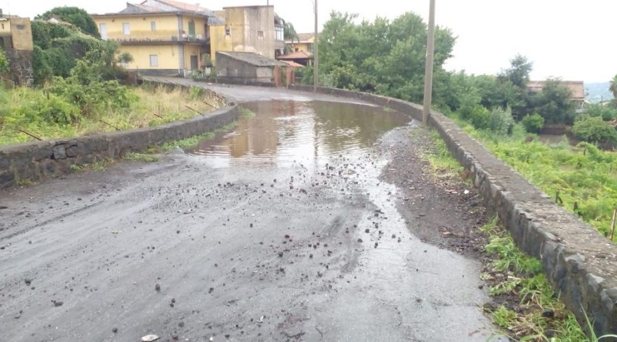 Giarre, via Dei Paoli intervento per evitare gli allagamenti