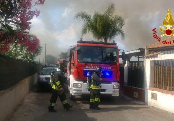 Catania, a fuoco canneti e vegetazione incolta a San Francesco la Rena