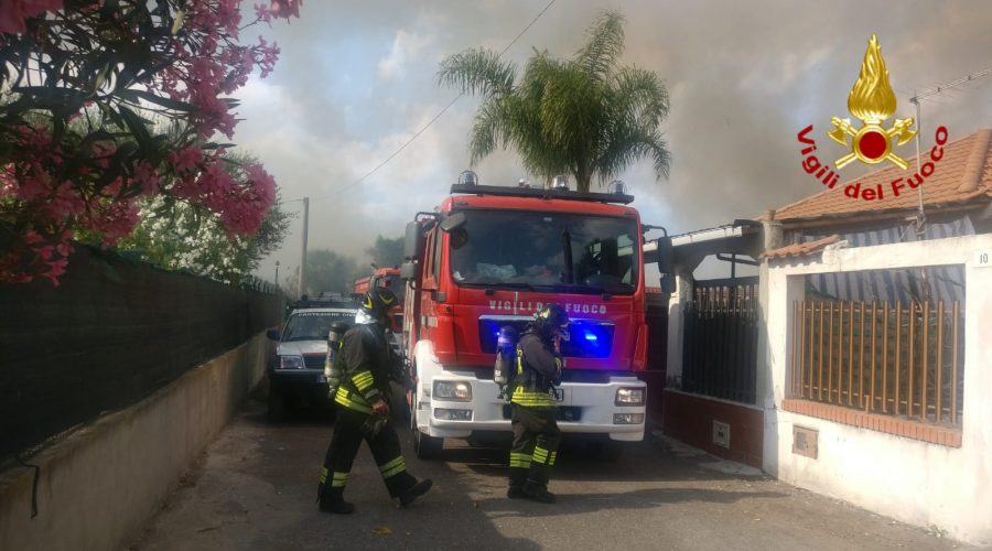 Catania, a fuoco canneti e vegetazione incolta a San Francesco la Rena