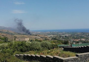 Fiumefreddo, a fuoco sterpaglie e auto destinate alla demolizione