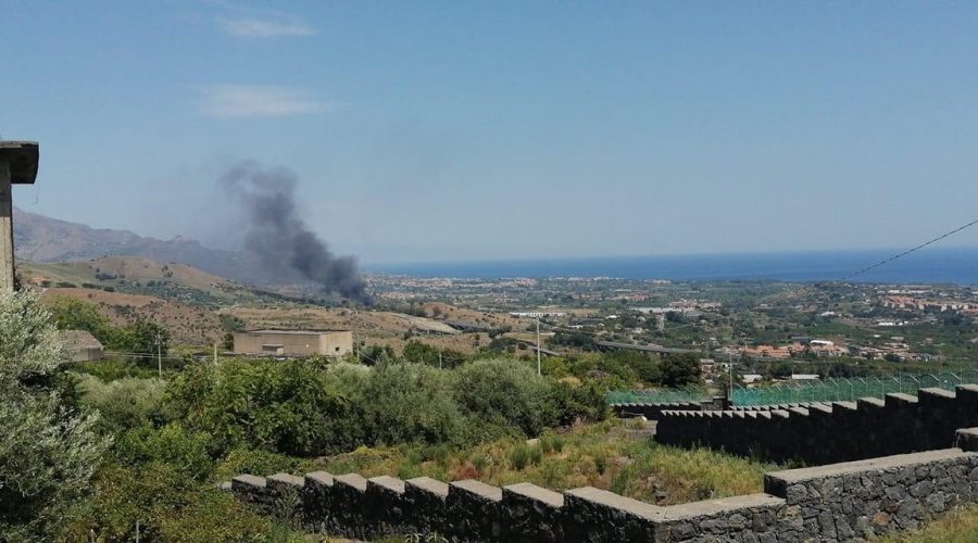 Fiumefreddo, a fuoco sterpaglie e auto destinate alla demolizione