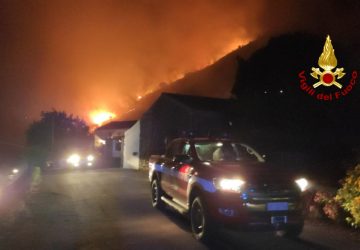 Trecastagni, vasto incendio minaccia abitazioni in contrada Ronzini
