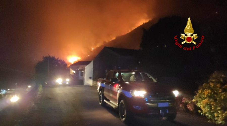 Trecastagni, vasto incendio minaccia abitazioni in contrada Ronzini