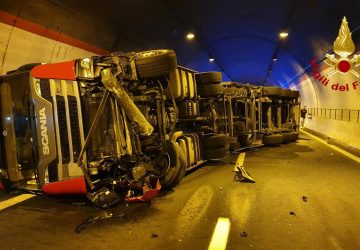 Grave incidente in galleria sulla Catania-Siracusa: si ribalta autoarticolato