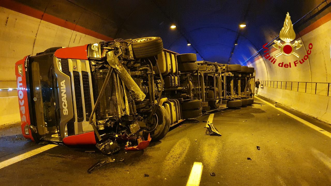 Grave incidente in galleria sulla Catania-Siracusa: si ribalta autoarticolato