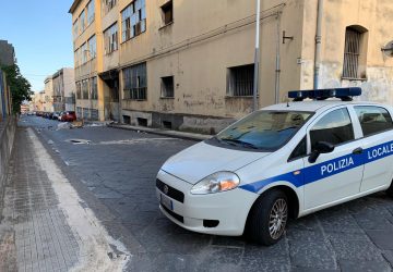 Giarre, amianto abbandonato sulla strada: chiusa una porzione di via Musmeci