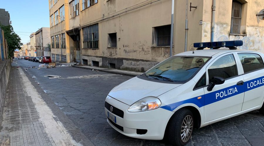 Giarre, amianto abbandonato sulla strada: chiusa una porzione di via Musmeci