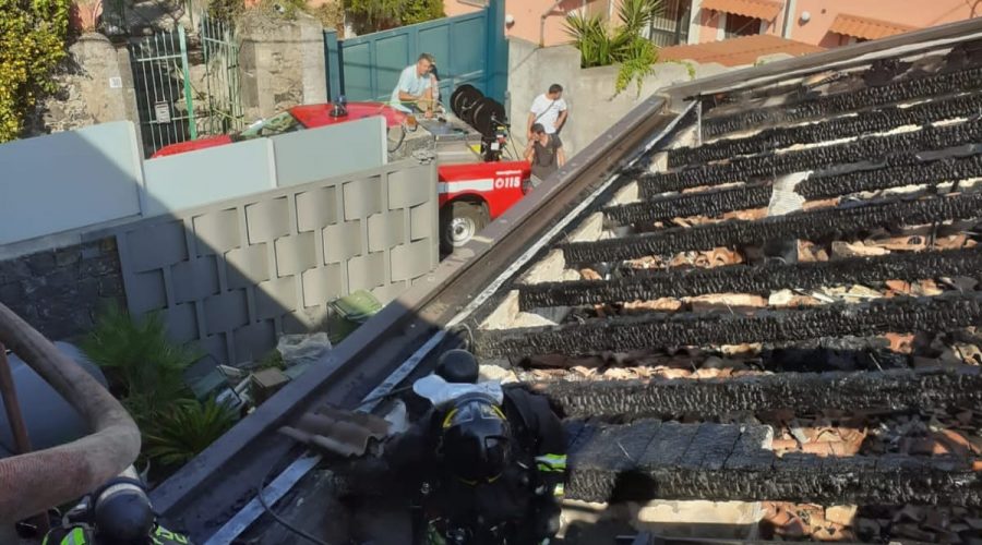 Santa Tecla, paura per un incendio divampato sul tetto di una abitazione