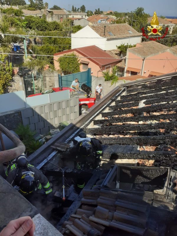 Santa Tecla, paura per un incendio divampato sul tetto di una abitazione