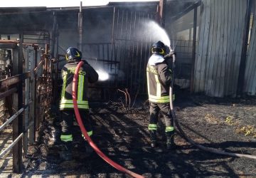 Patern&ograve;, divampa incendio in un fienile