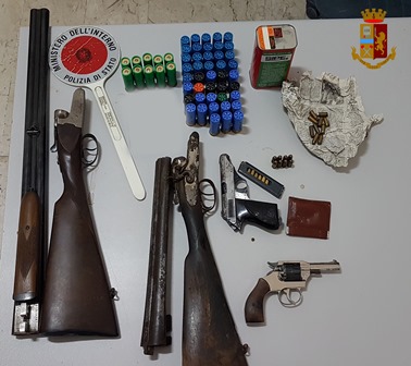 Adrano, scoperto dalla polizia mini arsenale