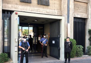 Bloccato dai CC della Banca d’Italia di Catania, mentre fugge col telefonino rubato