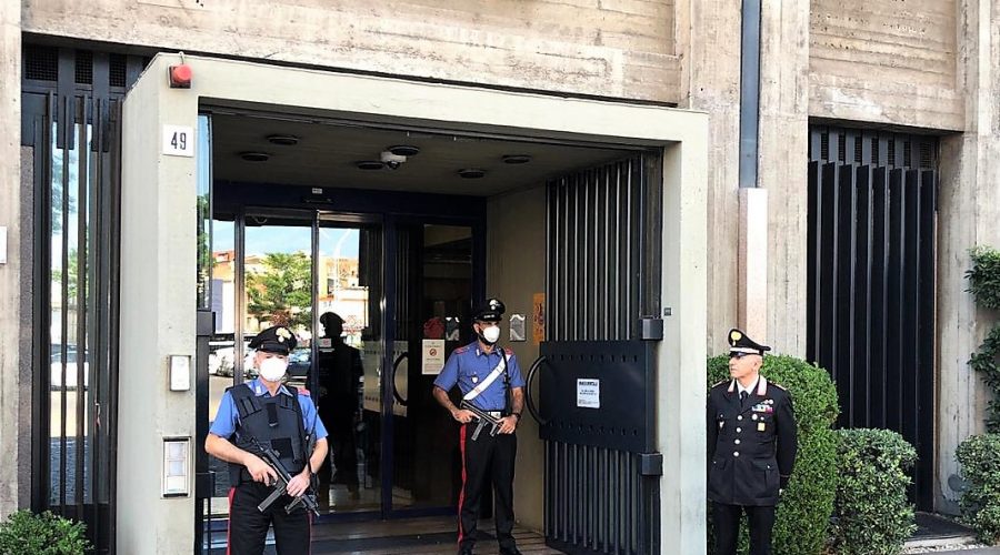 Bloccato dai CC della Banca d’Italia di Catania, mentre fugge col telefonino rubato