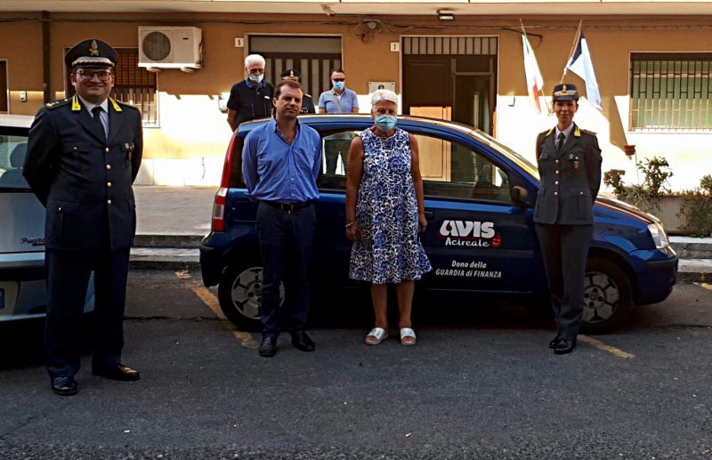 Guardia di finanza di Catania dona un’autovettura alla sezione Avis di Acireale