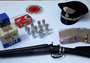 Militello Val di Catania, ladro occultava in casa un fucile a canne mozze: arrestato