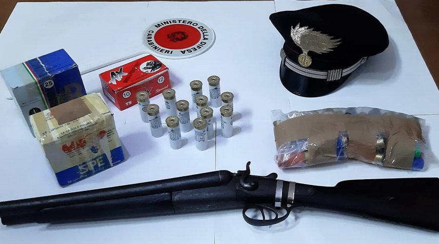 Militello Val di Catania, ladro occultava in casa un fucile a canne mozze: arrestato