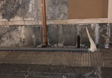 Giarre, palo della luce abbattuto a causa di una collisione tra due auto.