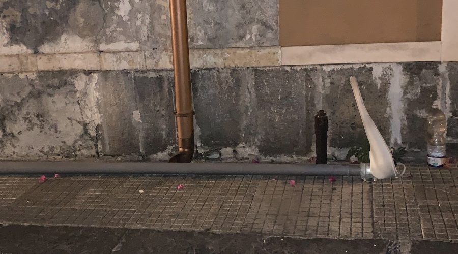 Giarre, palo della luce abbattuto a causa di una collisione tra due auto.