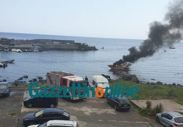 Acireale: a fuoco imbarcazione al porto di Santa Maria la Scala: due feriti, uno con gravi ustioni VD