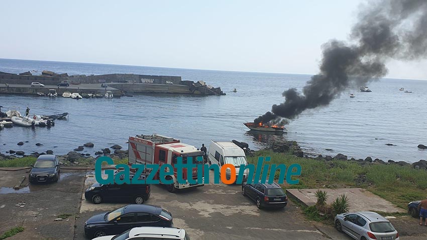 Acireale: a fuoco imbarcazione al porto di Santa Maria la Scala: due feriti, uno con gravi ustioni VD